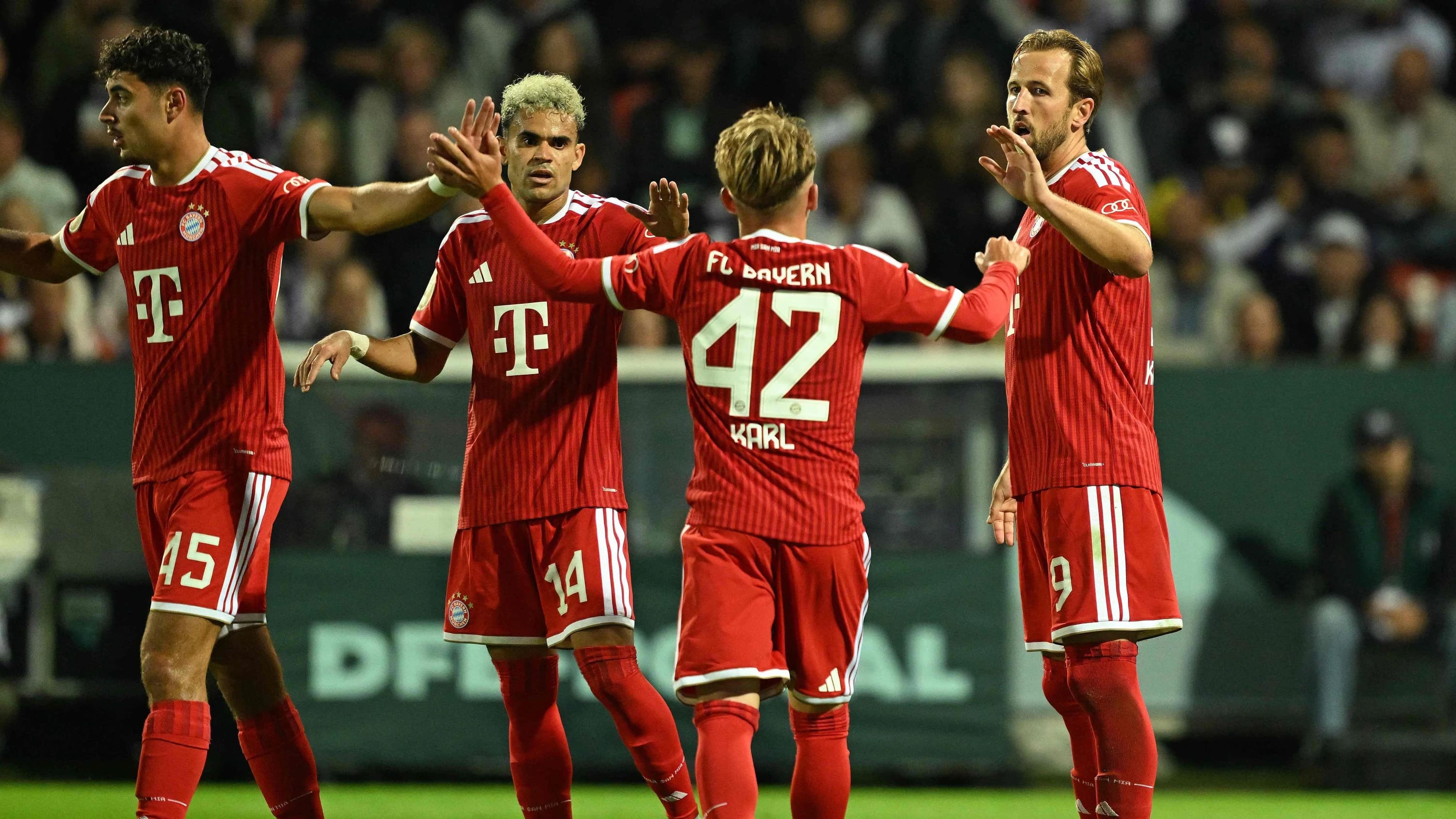 Harry kane rechts jubelt mit Harry kane rechts jubelt mit